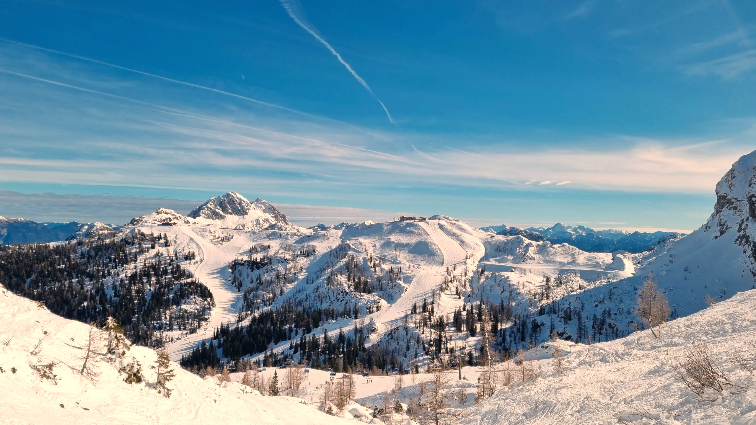 Verschneite Pisten am Nassfeld unter blauem Himmel