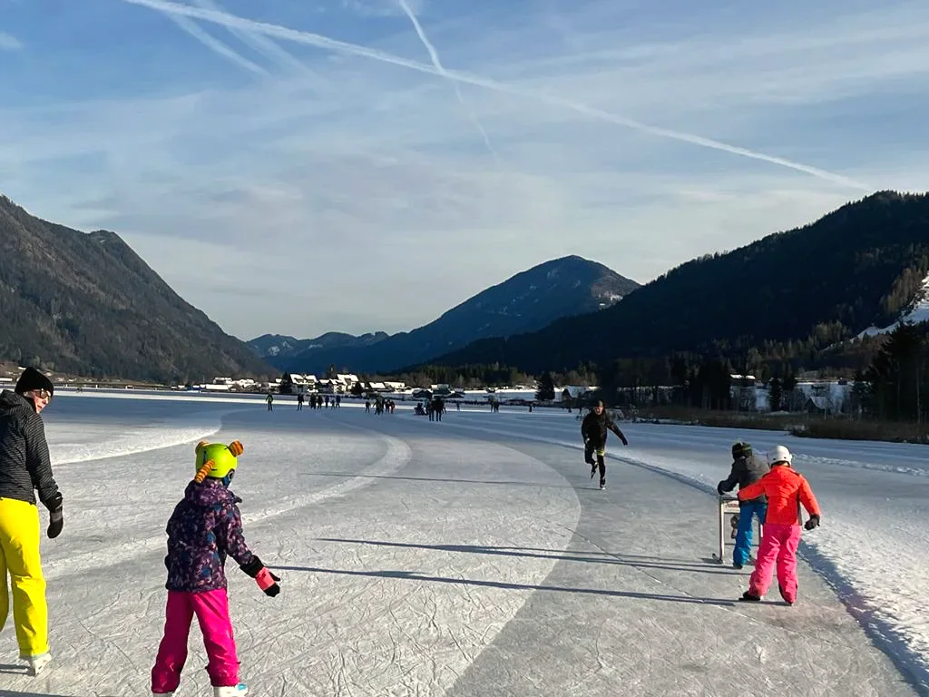 Eislaufen auf dem zugefrorenen Weißensee